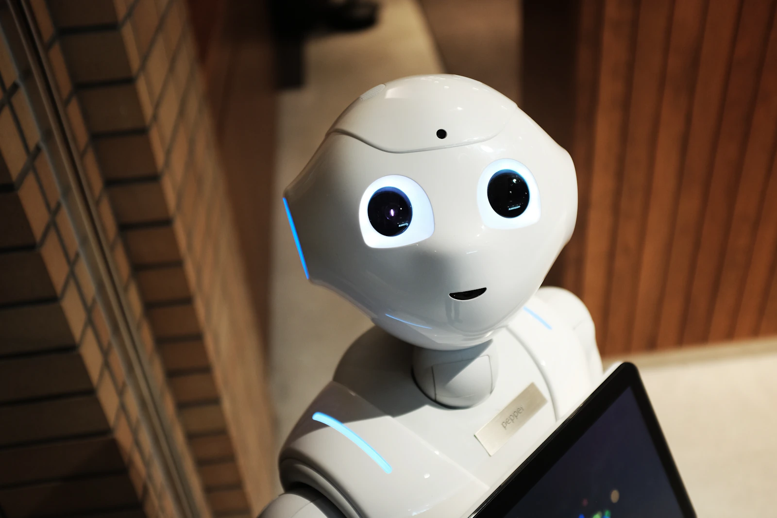 Industrijska robotska roka v proizvodnem okolju